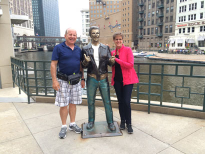 Going for a “River Walk” in downtown Milwaukee, WI and meeting up with the “Bronze Fonz” - - - Passeando no centro da cidade onde nasci e encontrando com o “Fonz”, um ator famoso da área.