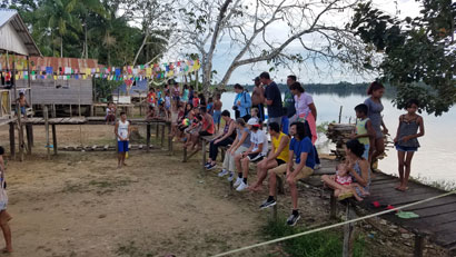 It was great to get to know the people in the village. The team watched and played a rousing game of volleyball in the afternoon. - - - - - Foi bom conhecer as pessoas da vila. A equipe assistiu e participou de um jogo de volleibol de tarde.