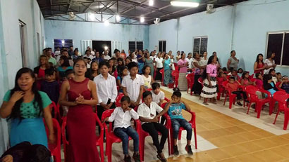 Here's a glimpse of a few of those worship services… - - - - - Veja os cultos de celebração nestas vilas….