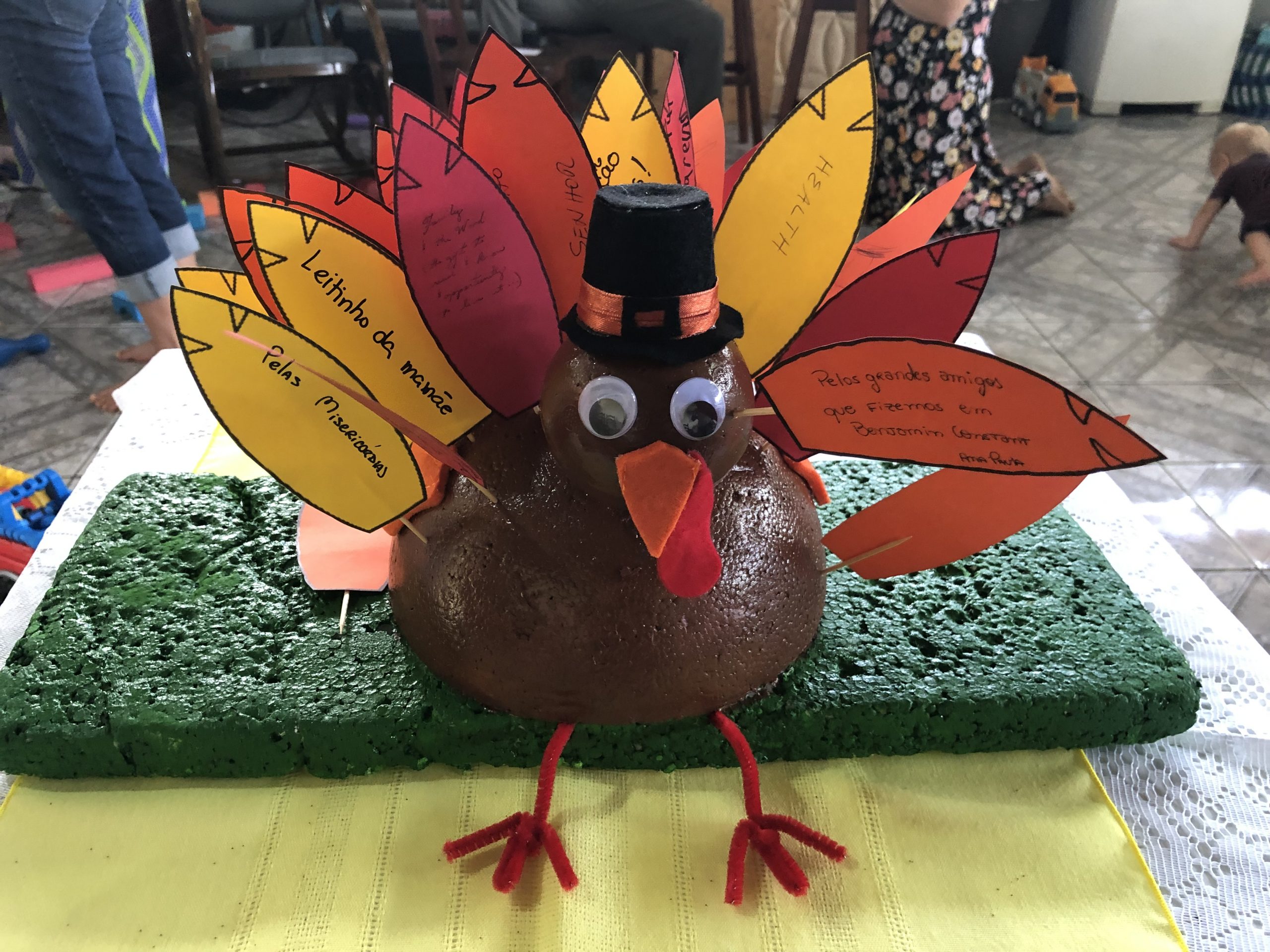 Our Thanksgiving turkey show us how much there is to be thankful for! - - - - - Nosso peru de Dia de Ação de Graças nos mostra o quanto que temos para agradecer!