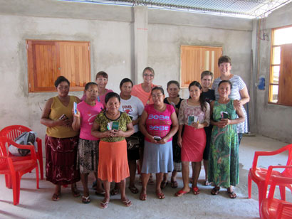 Here is the group of ladies from Islândia, Peru. - - - - - Tara ensinou um devocional tremendo e um artesanato para as mulheres de duas vilas ribeirinhas.