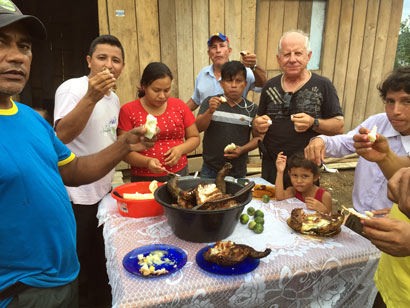 The village of Buen Sucesso welcomed us with a banquet of alligator and manioc. A vila de Buen Sucesso nos recebeu com um banquete de Jacaré e Macaxeira.