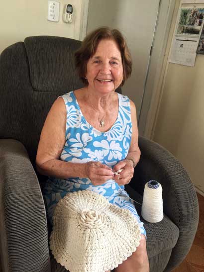 Wilson's mom loves crocheting… A mãe do Wilson ama fazer crochet...